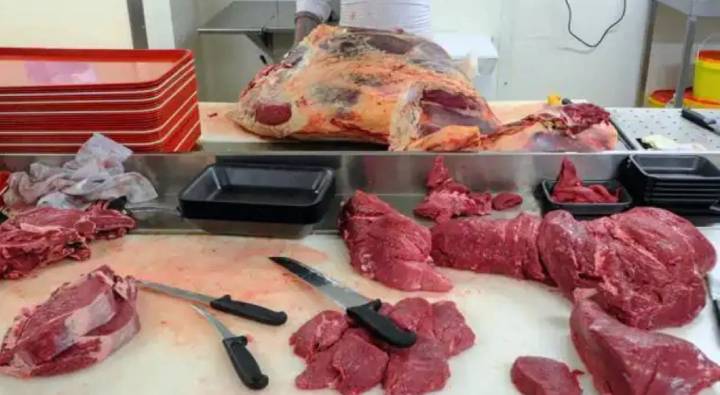 Beef : త్వరలోనే మార్కెట్లోకి ల్యాబ్ లో తయారు చేసిన బీఫ్ Beef : త్వరలోనే మార్కెట్లోకి ల్యాబ్ లో తయారు చేసిన బీఫ్