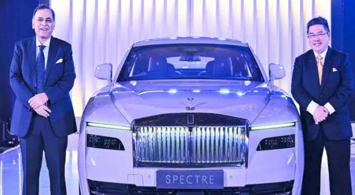 Rolls Royce Spectre : రూ.7.5కోట్ల రోల్స్ రాయిస్ స్పెక్టర్ కారు లాంచ్.. లగ్జరీ కారు ఫీచర్లు ఇవే Rolls Royce Spectre : రూ.7.5కోట్ల రోల్స్ రాయిస్ స్పెక్టర్ కారు లాంచ్.. లగ్జరీ కారు ఫీచర్లు ఇవే