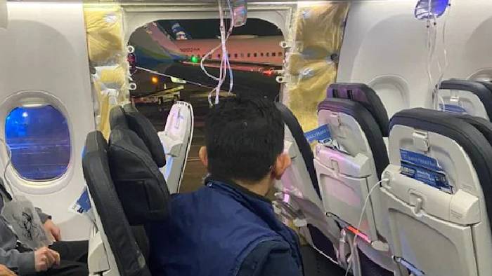 Alaska Airlines Boeing 737 MAX: 16 వేల అడుగుల ఎత్తులో ఊడిపోయిన విమానం డోర్.. Alaska Airlines Boeing 737 MAX: 16 వేల అడుగుల ఎత్తులో ఊడిపోయిన విమానం డోర్..