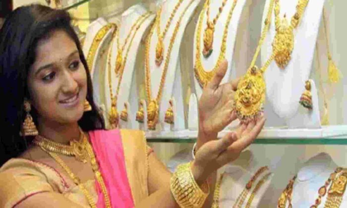 Gold Price Today : షాకింగ్ న్యూస్.. స్వల్పంగా పెరిగిన బంగారం ధరలు.. తులం ఎంతంటే? Gold Price Today : షాకింగ్ న్యూస్.. స్వల్పంగా పెరిగిన బంగారం ధరలు.. తులం ఎంతంటే?