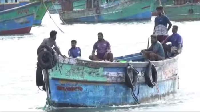 Sri Lankan Navy: 12 మంది భారతీయ మత్స్యకారులను అరెస్టు చేసిన శ్రీలంక నావికాదళం.. Sri Lankan Navy: 12 మంది భారతీయ మత్స్యకారులను అరెస్టు చేసిన శ్రీలంక నావికాదళం..