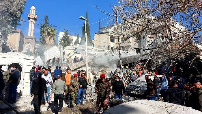 Israeli Strike On Syria: సిరియాపై ఇజ్రాయిల్ భీకరదాడి.. ఇరాన్ కీలక అధికారులతో సహా 10 మంది మృతి.. Israeli Strike On Syria: సిరియాపై ఇజ్రాయిల్ భీకరదాడి.. ఇరాన్ కీలక అధికారులతో సహా 10 మంది మృతి..