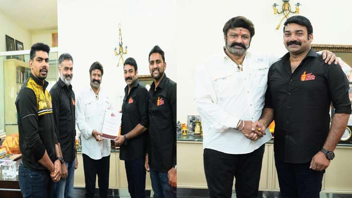 Telugu Titans: బాలకృష్ణను కలిసిన తెలుగు టైటాన్స్ ప్లేయర్స్.. Telugu Titans: బాలకృష్ణను కలిసిన తెలుగు టైటాన్స్ ప్లేయర్స్..
