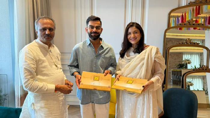 Virat Kohli: విరాట్ కోహ్లీ దంపతులకు రామ మందిర ఆహ్వానం.. ఫోటోలు వైరల్.. Virat Kohli: విరాట్ కోహ్లీ దంపతులకు రామ మందిర ఆహ్వానం.. ఫోటోలు వైరల్..