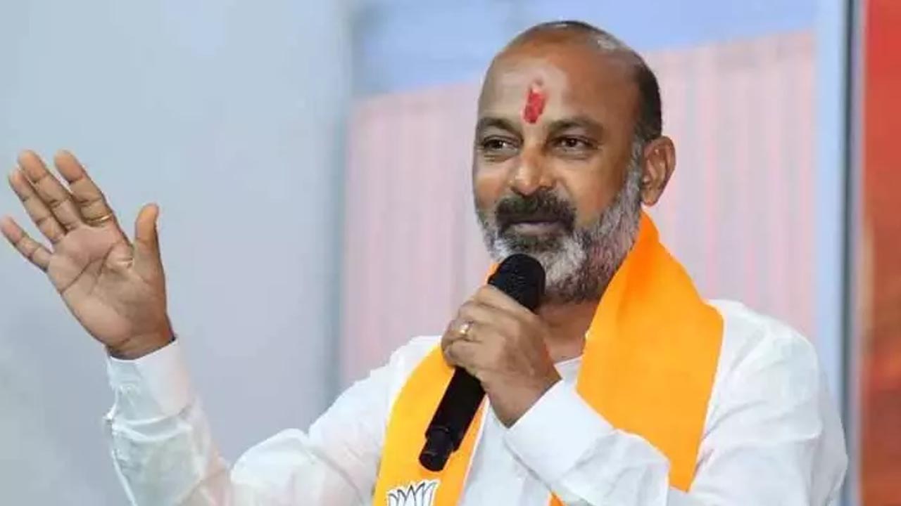 Bandi Sanjay: రూ.2 లక్షల రుణమాఫీ టైం పాస్ గా మారింది.. బండి సంజయ్ కీలక వ్యాఖ్యలు.. Bandi Sanjay: రూ.2 లక్షల రుణమాఫీ టైం పాస్ గా మారింది.. బండి సంజయ్ కీలక వ్యాఖ్యలు..