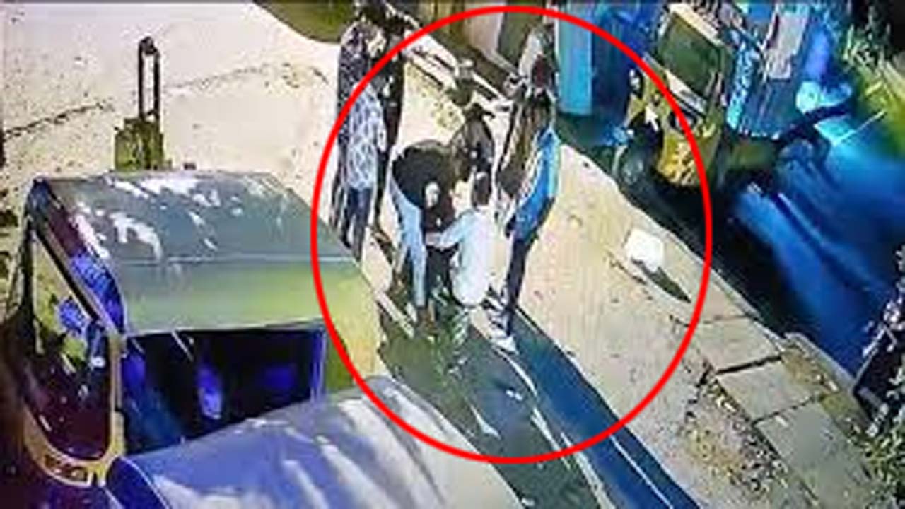 Bengaluru: ఆకతాయిల అకృత్యం.. ప్రాణాలు తీసిన బాణాసంచా పందెం Bengaluru: ఆకతాయిల అకృత్యం.. ప్రాణాలు తీసిన బాణాసంచా పందెం
