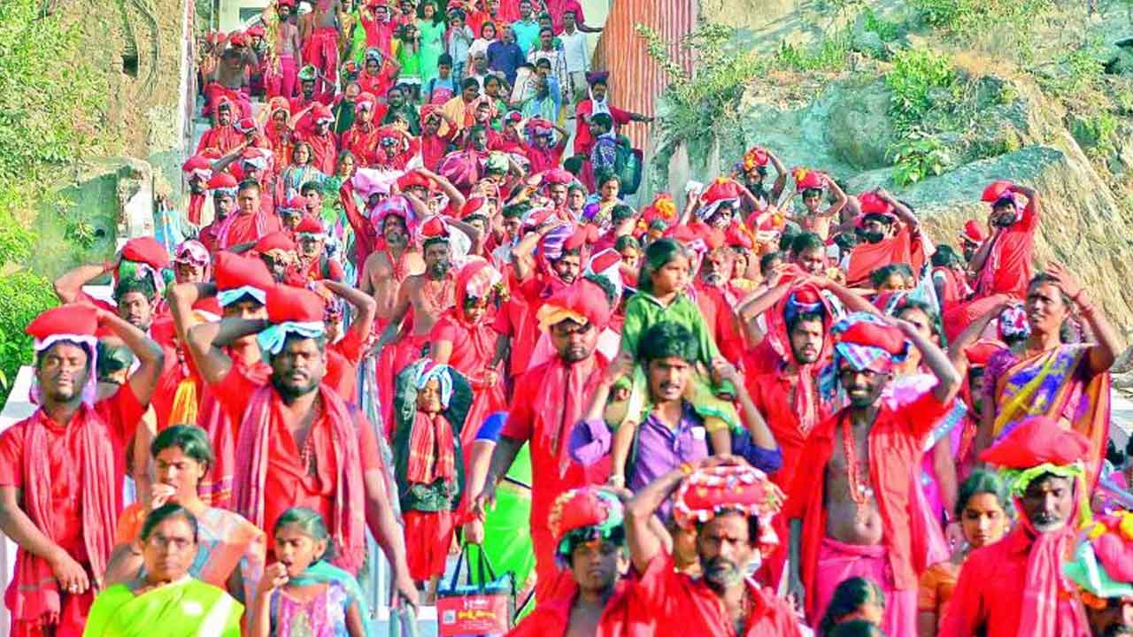 Indrakeeladri Temple: నేటి నుంచి భవానీ దీక్షలు ప్రారంభం Indrakeeladri Temple: నేటి నుంచి భవానీ దీక్షలు ప్రారంభం