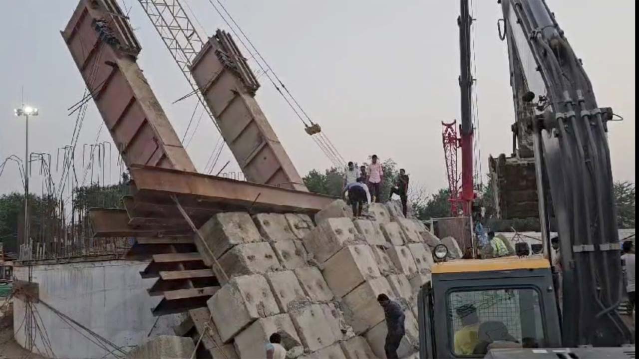 Gujarat: బుల్లెట్ ట్రైన్ ప్రాజెక్టు పనుల్లో ప్రమాదం.. పిల్లర్లు కూలి ఒకరు మృతి Gujarat: బుల్లెట్ ట్రైన్ ప్రాజెక్టు పనుల్లో ప్రమాదం.. పిల్లర్లు కూలి ఒకరు మృతి