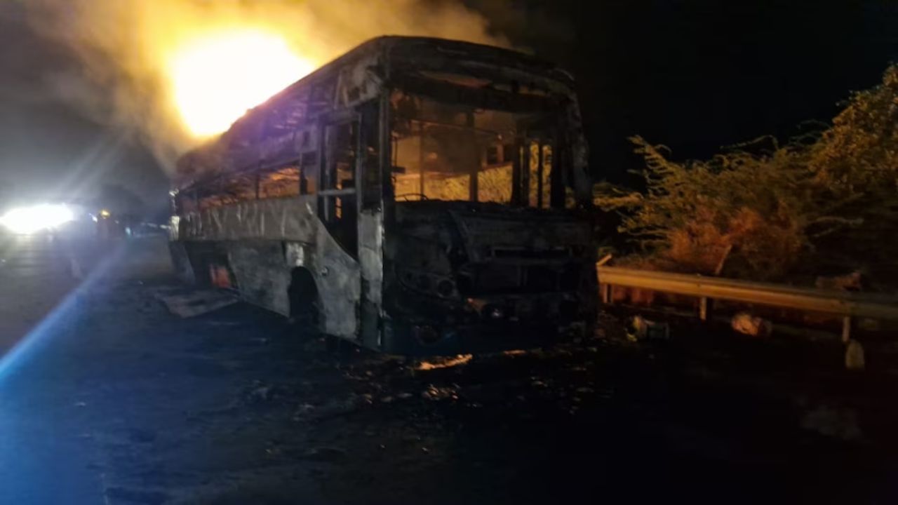 Bus Fire Accident: బస్సులో ఒక్కసారిగా మంటలు.. ఆహాకారాలు పెట్టిన ప్రయాణికులు Bus Fire Accident: బస్సులో ఒక్కసారిగా మంటలు.. ఆహాకారాలు పెట్టిన ప్రయాణికులు