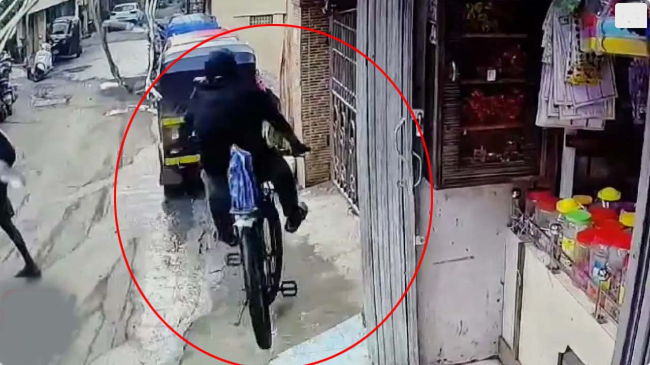 Mumbai: సైకిల్తో యువకుడు స్టంట్.. చివరికి ఏమైందంటే..! వీడియో వైరల్ Mumbai: సైకిల్తో యువకుడు స్టంట్.. చివరికి ఏమైందంటే..! వీడియో వైరల్