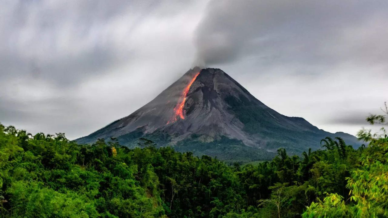 Indonesia Volcano Erupts: భారీ అగ్నిపర్వతం విస్ఫోటనం.. తొమ్మిది మంది మృతి Indonesia Volcano Erupts: భారీ అగ్నిపర్వతం విస్ఫోటనం.. తొమ్మిది మంది మృతి