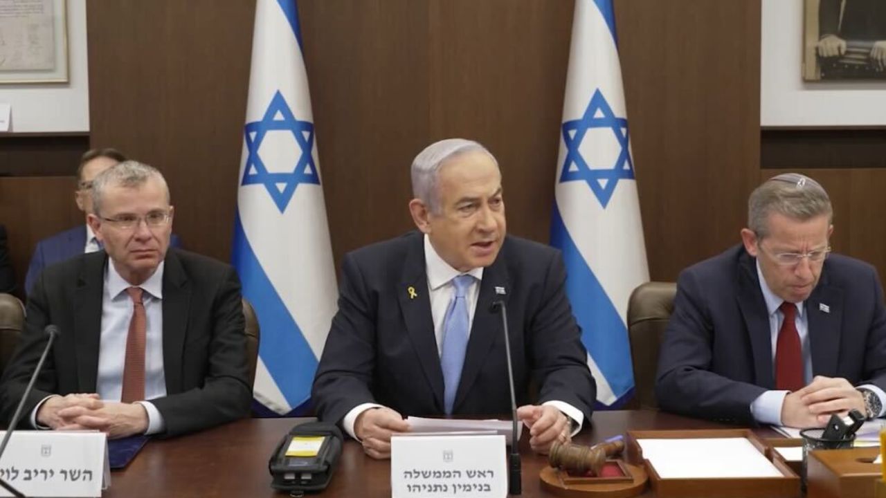 Gaza-Israel War: గాజా కీలక దస్త్రాల లీకేజీ.. నెతన్యాహు ప్రభుత్వంపై బందీల కుటుంబాలు ఆగ్రహం Gaza-Israel War: గాజా కీలక దస్త్రాల లీకేజీ.. నెతన్యాహు ప్రభుత్వంపై బందీల కుటుంబాలు ఆగ్రహం