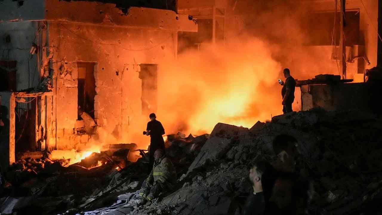 Israel-Hezbollah War: బీరూట్పై ఇజ్రాయెల్ సైన్యం బాంబు దాడి.. 7గురు చిన్నారులతో సహా 23 మంది మృతి Israel-Hezbollah War: బీరూట్పై ఇజ్రాయెల్ సైన్యం బాంబు దాడి.. 7గురు చిన్నారులతో సహా 23 మంది మృతి