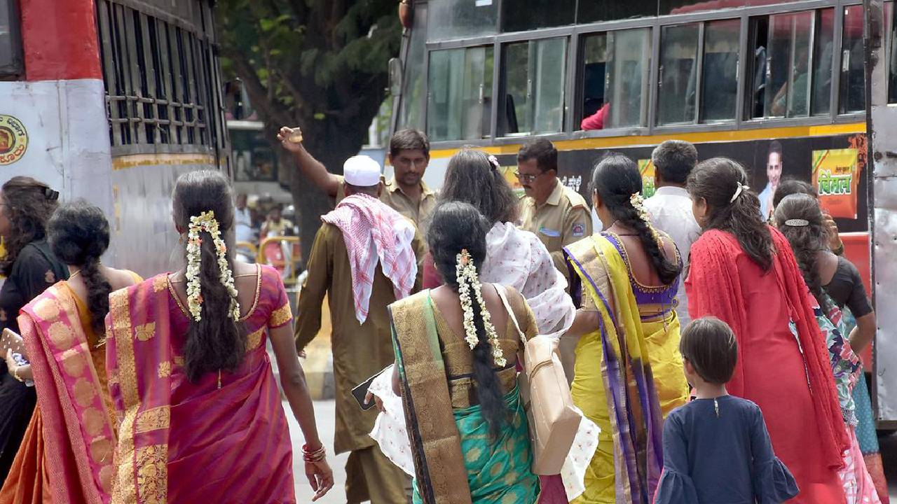 Free Bus: మహిళలకు ‘ఫ్రీ బస్’పై కర్ణాటక సర్కార్ పునరాలోచన.. Free Bus: మహిళలకు ‘ఫ్రీ బస్’పై కర్ణాటక సర్కార్ పునరాలోచన..