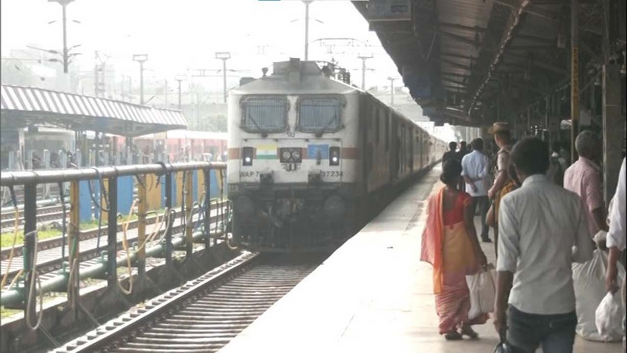 Kerala: విషాదం.. రైలు ఢీకొని నలుగురు మృతి Kerala: విషాదం.. రైలు ఢీకొని నలుగురు మృతి