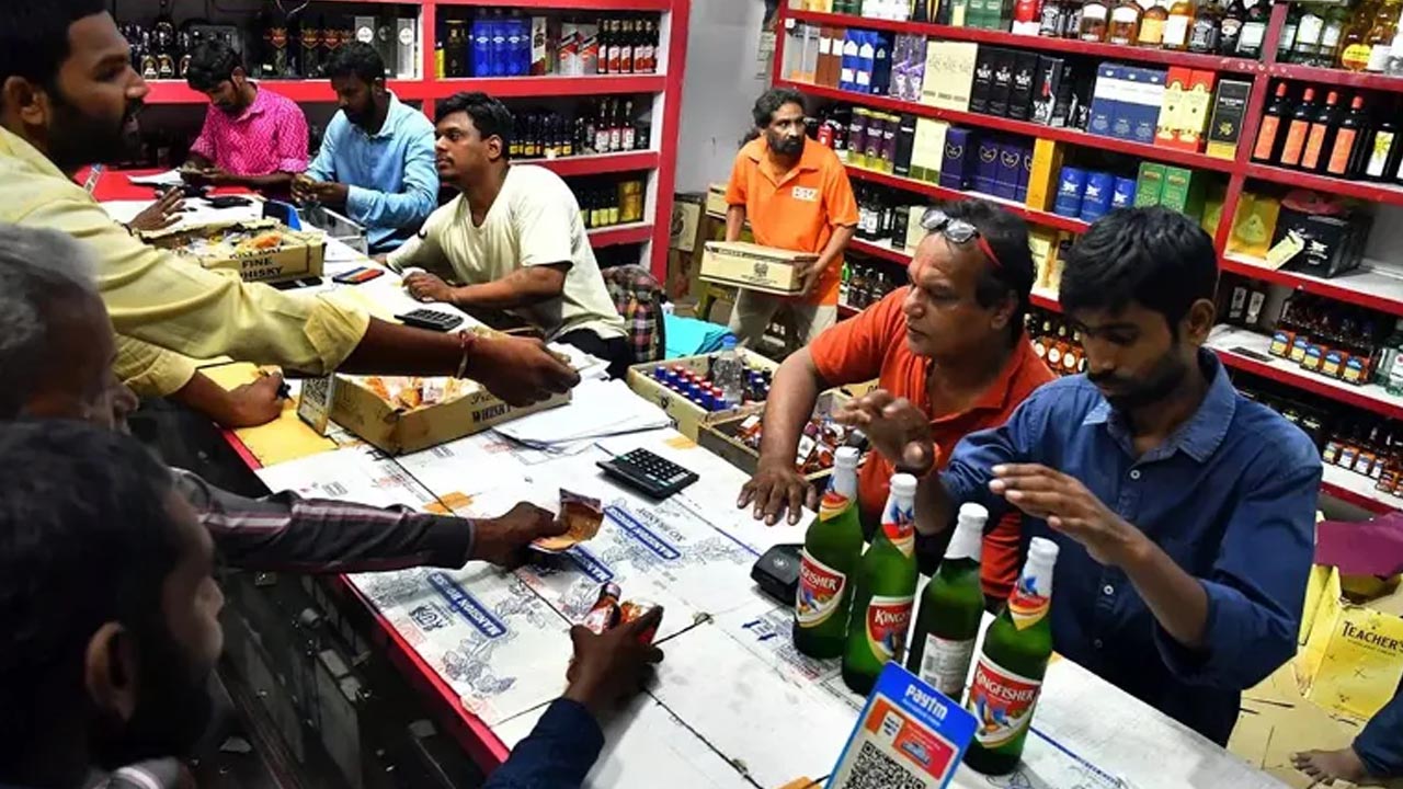 Liquor Supply Stopped: రెండు రోజులుగా నిలిచిపోయిన మద్యం అమ్మకాలు.. కారణం అదేనా..? Liquor Supply Stopped: రెండు రోజులుగా నిలిచిపోయిన మద్యం అమ్మకాలు.. కారణం అదేనా..?