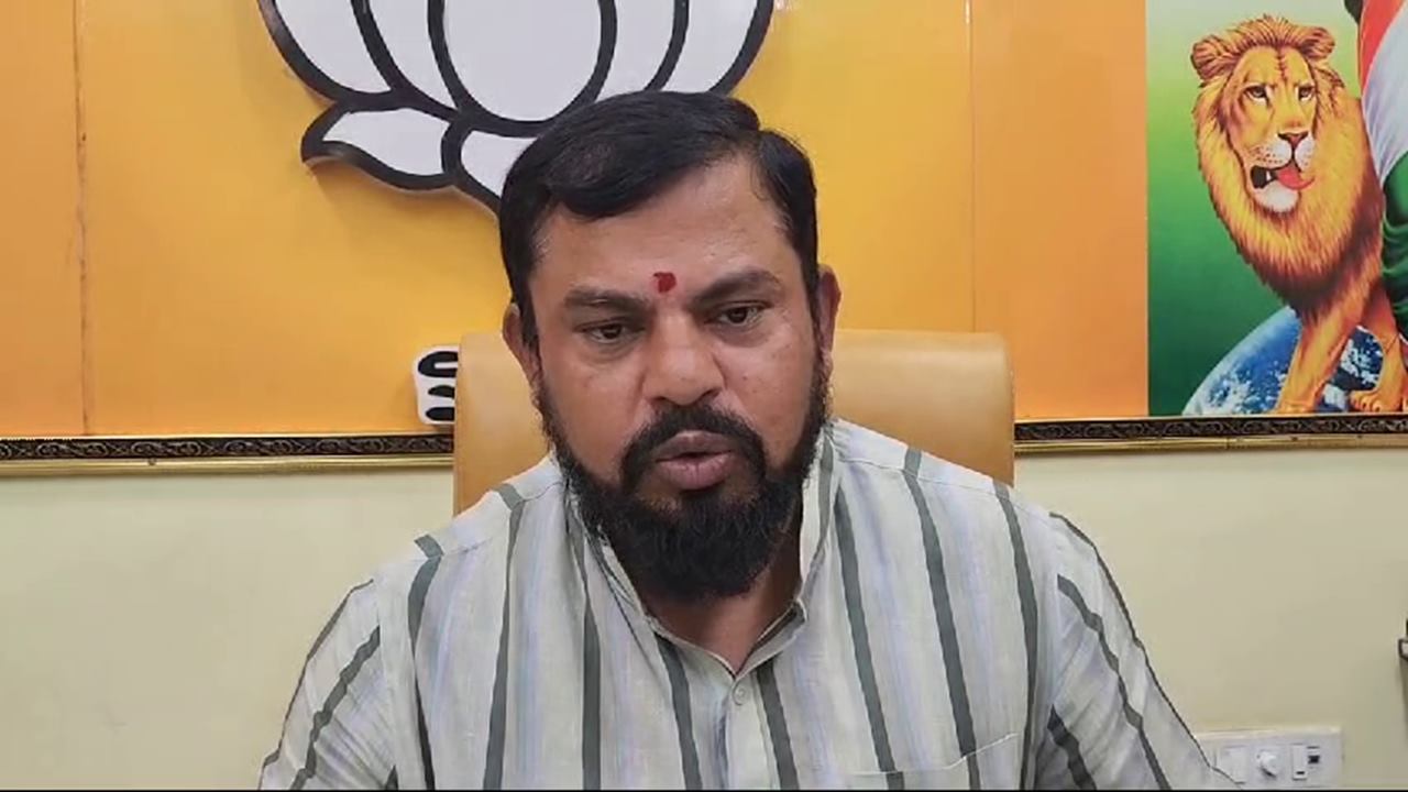 Raja Singh : దీపావళి పటాకుల పైన లక్ష్మీ దేవి బొమ్మ పెట్టి అమ్ముతున్నారు.. ఇదో కుట్ర : రాజాసింగ్ Raja Singh : దీపావళి పటాకుల పైన లక్ష్మీ దేవి బొమ్మ పెట్టి అమ్ముతున్నారు.. ఇదో కుట్ర : రాజాసింగ్