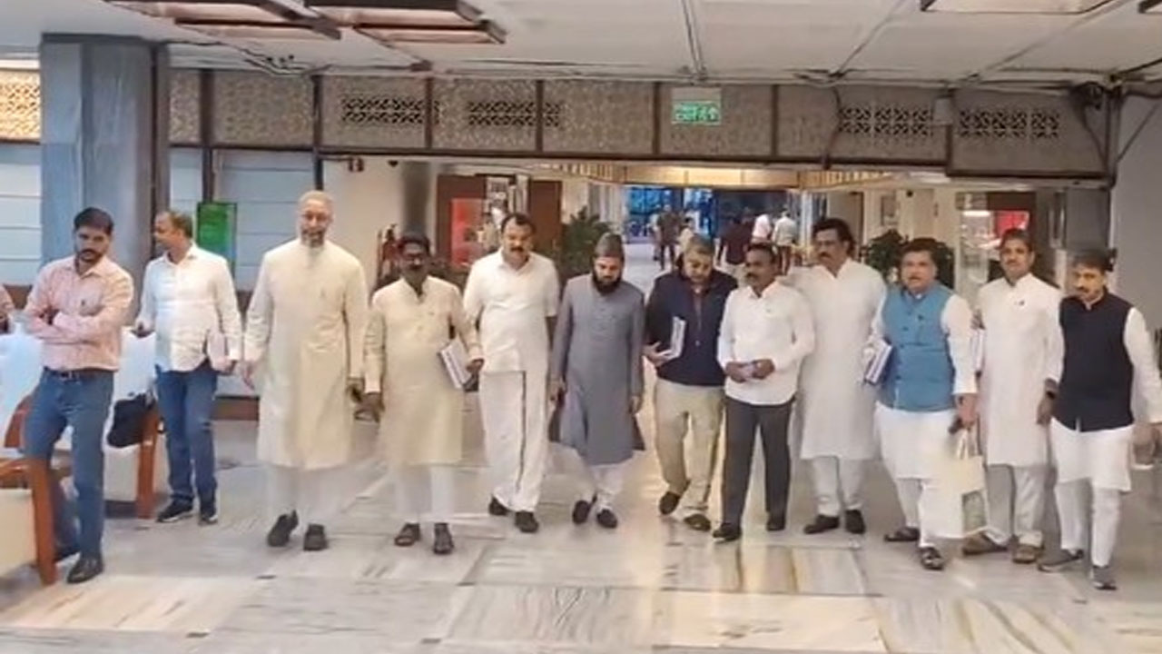 Waqf Bill: ఇలా చేస్తే జేపీసీ నుంచి తప్పుకుంటాం.. లోక్సభ స్పీకర్కు లేఖ రాసిన ప్రతిపక్ష ఎంపీలు.. Waqf Bill: ఇలా చేస్తే జేపీసీ నుంచి తప్పుకుంటాం.. లోక్సభ స్పీకర్కు లేఖ రాసిన ప్రతిపక్ష ఎంపీలు..