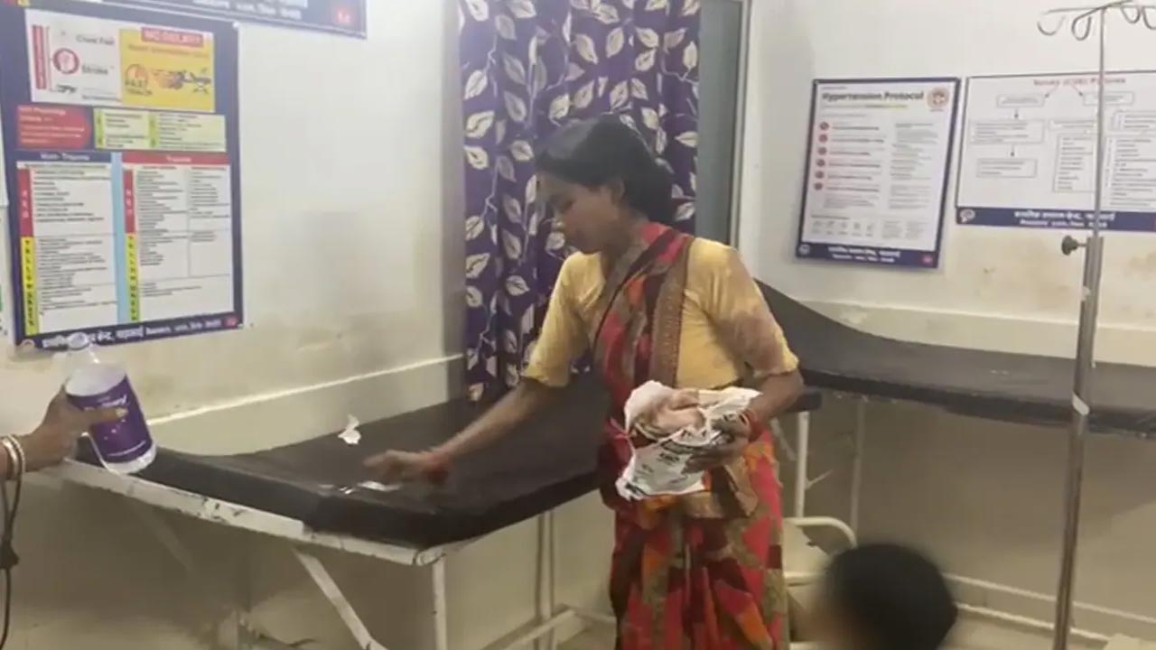 Shocking Video: భర్త చనిపోయిన బెడ్ను ఐదు నెలల గర్భిణితో శుభ్రం చేయించిన ఆస్పత్రి సిబ్బంది.. Shocking Video: భర్త చనిపోయిన బెడ్ను ఐదు నెలల గర్భిణితో శుభ్రం చేయించిన ఆస్పత్రి సిబ్బంది..
