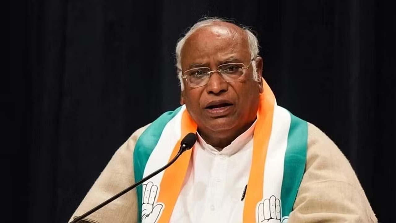 Kharge : నెరవేర్చలేకపోతే హామీలు ఇవ్వకండి .. కర్ణాటక ప్రభుత్వం పై మల్లికార్జున్ ఖర్గే వ్యాఖ్యలు Kharge : నెరవేర్చలేకపోతే హామీలు ఇవ్వకండి .. కర్ణాటక ప్రభుత్వం పై మల్లికార్జున్ ఖర్గే వ్యాఖ్యలు