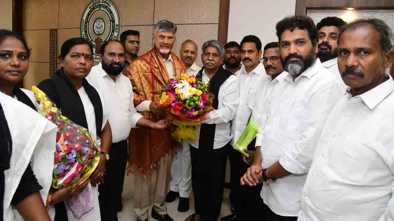 Manda Krishna Madiga: సీఎం చంద్రబాబును కలిసిన మందకృష్ణ మాదిగ Manda Krishna Madiga: సీఎం చంద్రబాబును కలిసిన మందకృష్ణ మాదిగ