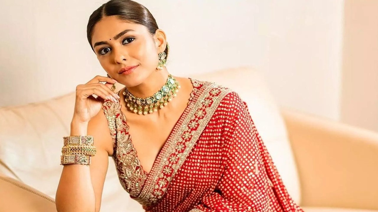 Mrunal Thakur: వీడియో మార్ఫింగ్.. అభిమానికి షాక్ ఇచ్చిన మృణాల్ Mrunal Thakur: వీడియో మార్ఫింగ్.. అభిమానికి షాక్ ఇచ్చిన మృణాల్