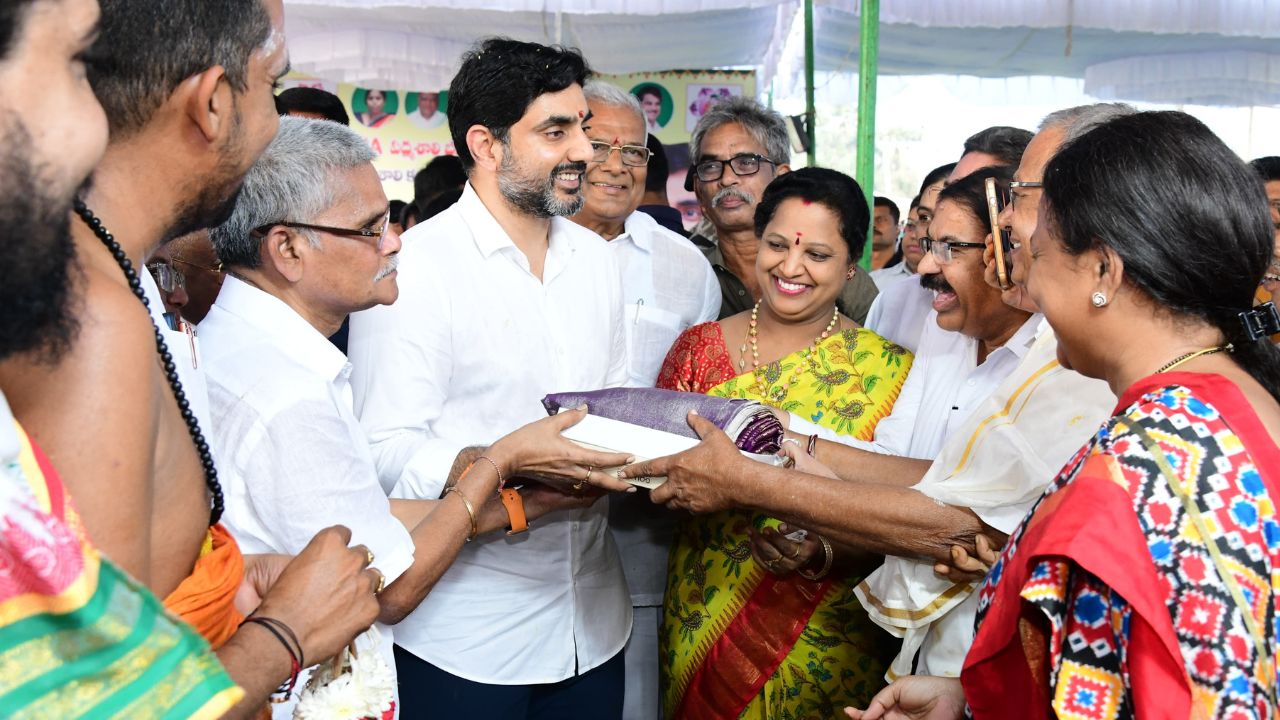 Nara Lokesh: చేనేతలను అన్ని విధాలా ఆదుకుంటాం: మంత్రి నారా లోకేష్ Nara Lokesh: చేనేతలను అన్ని విధాలా ఆదుకుంటాం: మంత్రి నారా లోకేష్