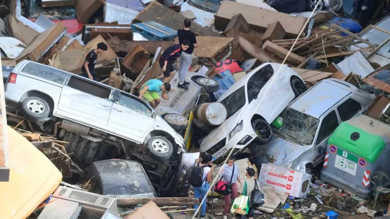 Spain Floods : స్పెయిన్ లో బీభత్సం సృష్టించిన వరదలు.. 140మంది మృతి.. చాలా మంది గల్లంతు Spain Floods : స్పెయిన్ లో బీభత్సం సృష్టించిన వరదలు.. 140మంది మృతి.. చాలా మంది గల్లంతు