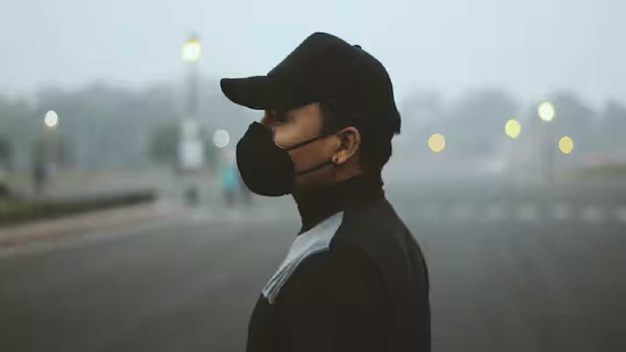Delhi Pollution : ఢిల్లీ గాలిలో జీవించడం అంటే రోజుకు ఎన్ని సిగరెట్లు తాగడంతో సమానమో తెలుసా ? Delhi Pollution : ఢిల్లీ గాలిలో జీవించడం అంటే రోజుకు ఎన్ని సిగరెట్లు తాగడంతో సమానమో తెలుసా ?