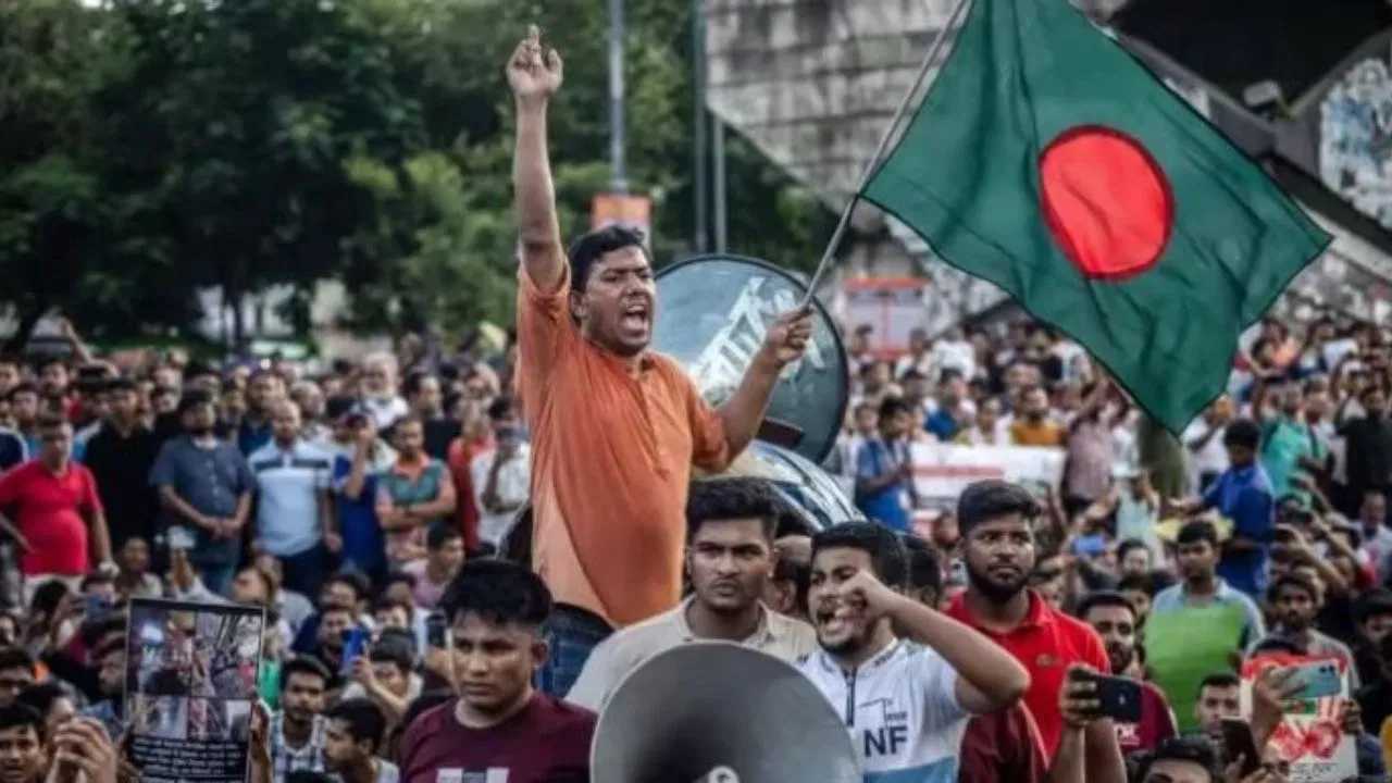 Bangladesh : మరోసారి రణరంగంగా మారబోతున్న బంగ్లాదేశ్.. భారీ నిరసనలకు ప్లాన్ చేస్తున్న షేక్ హసీనా పార్టీ Bangladesh : మరోసారి రణరంగంగా మారబోతున్న బంగ్లాదేశ్.. భారీ నిరసనలకు ప్లాన్ చేస్తున్న షేక్ హసీనా పార్టీ