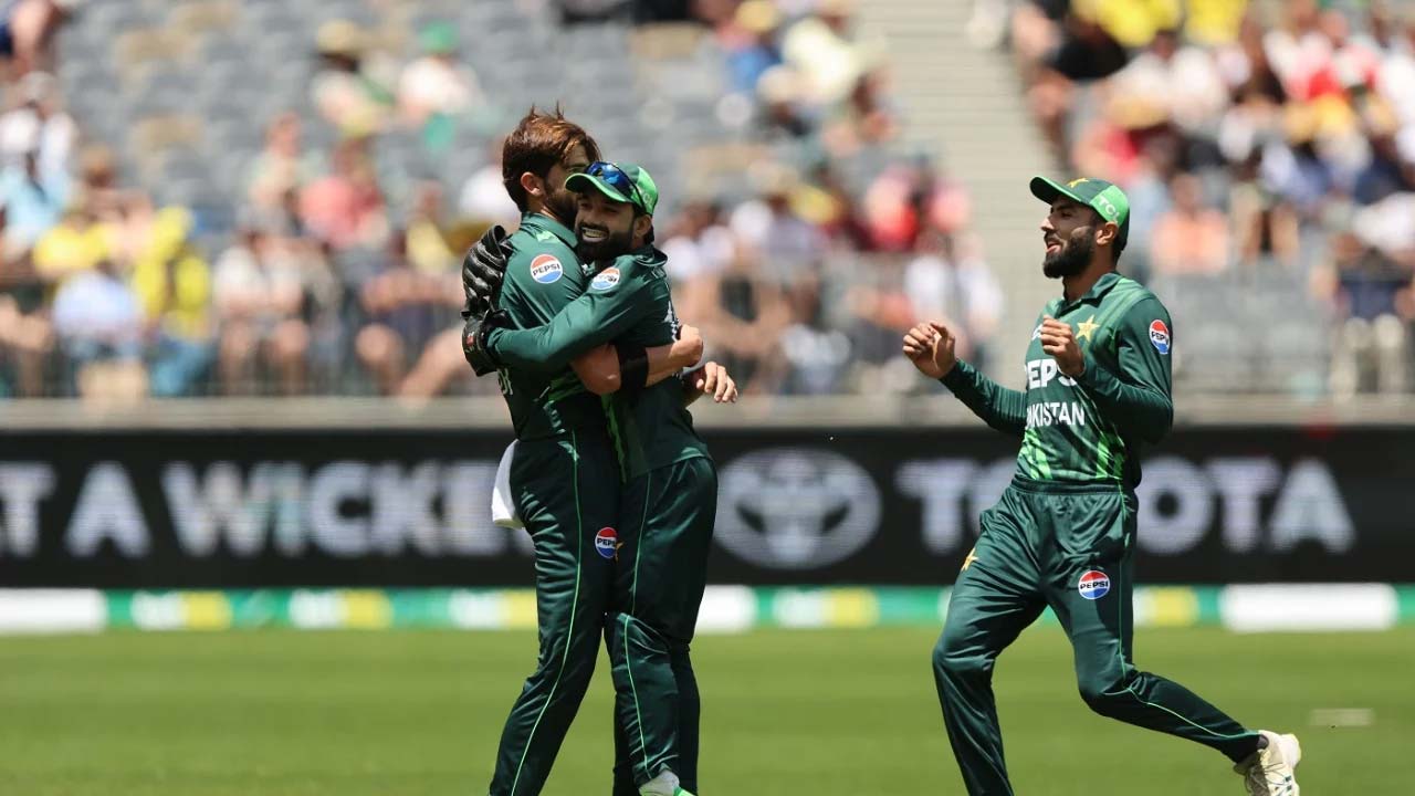 PAK vs AUS: ఆసీస్కు గట్టిదెబ్బ.. వన్డే సిరీస్లో ఆస్ట్రేలియాను ఓడించిన పాకిస్థాన్ PAK vs AUS: ఆసీస్కు గట్టిదెబ్బ.. వన్డే సిరీస్లో ఆస్ట్రేలియాను ఓడించిన పాకిస్థాన్