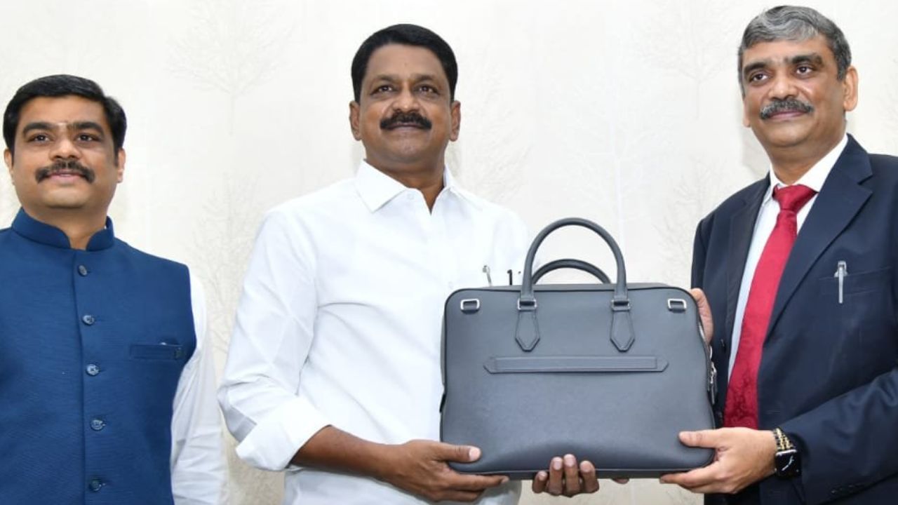 AP Budget 2024: బడ్జెట్ ప్రవేశపెట్టిన మంత్రి పయ్యావుల కేశవ్! AP Budget 2024: బడ్జెట్ ప్రవేశపెట్టిన మంత్రి పయ్యావుల కేశవ్!