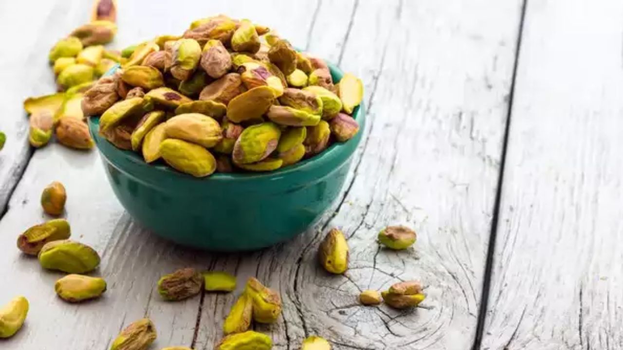 Health Benefits Of Pistachios: గుండె జబ్బుల ప్రమాదాన్ని, కొలెస్ట్రాల్ స్థాయిలను తగ్గించడానికి వీటిని తీసుకోవాల్సిందే Health Benefits Of Pistachios: గుండె జబ్బుల ప్రమాదాన్ని, కొలెస్ట్రాల్ స్థాయిలను తగ్గించడానికి వీటిని తీసుకోవాల్సిందే