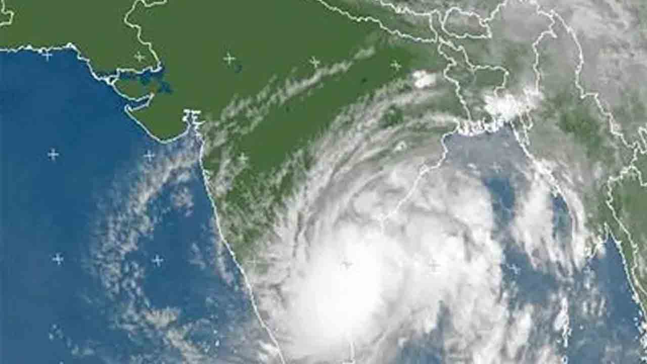 AP Weather Update: బంగాళాఖాతంలో బలహీనపడ్డ అల్పపీడనం.. ఏపీకి వర్ష సూచన AP Weather Update: బంగాళాఖాతంలో బలహీనపడ్డ అల్పపీడనం.. ఏపీకి వర్ష సూచన