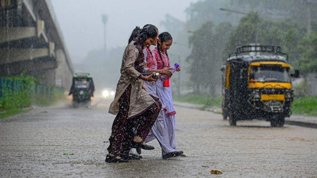 IMD Alert: దక్షిణాది రాష్ట్రాలకు భారీ వర్ష సూచన.. ఎల్లో అలర్ట్ జారీ IMD Alert: దక్షిణాది రాష్ట్రాలకు భారీ వర్ష సూచన.. ఎల్లో అలర్ట్ జారీ