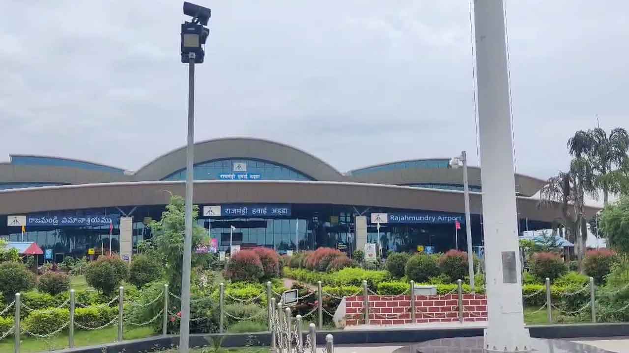 Rajahmundry Airport: రాజమండ్రి ఎయిర్పోర్ట్లో బుల్లెట్ల కలకలం Rajahmundry Airport: రాజమండ్రి ఎయిర్పోర్ట్లో బుల్లెట్ల కలకలం