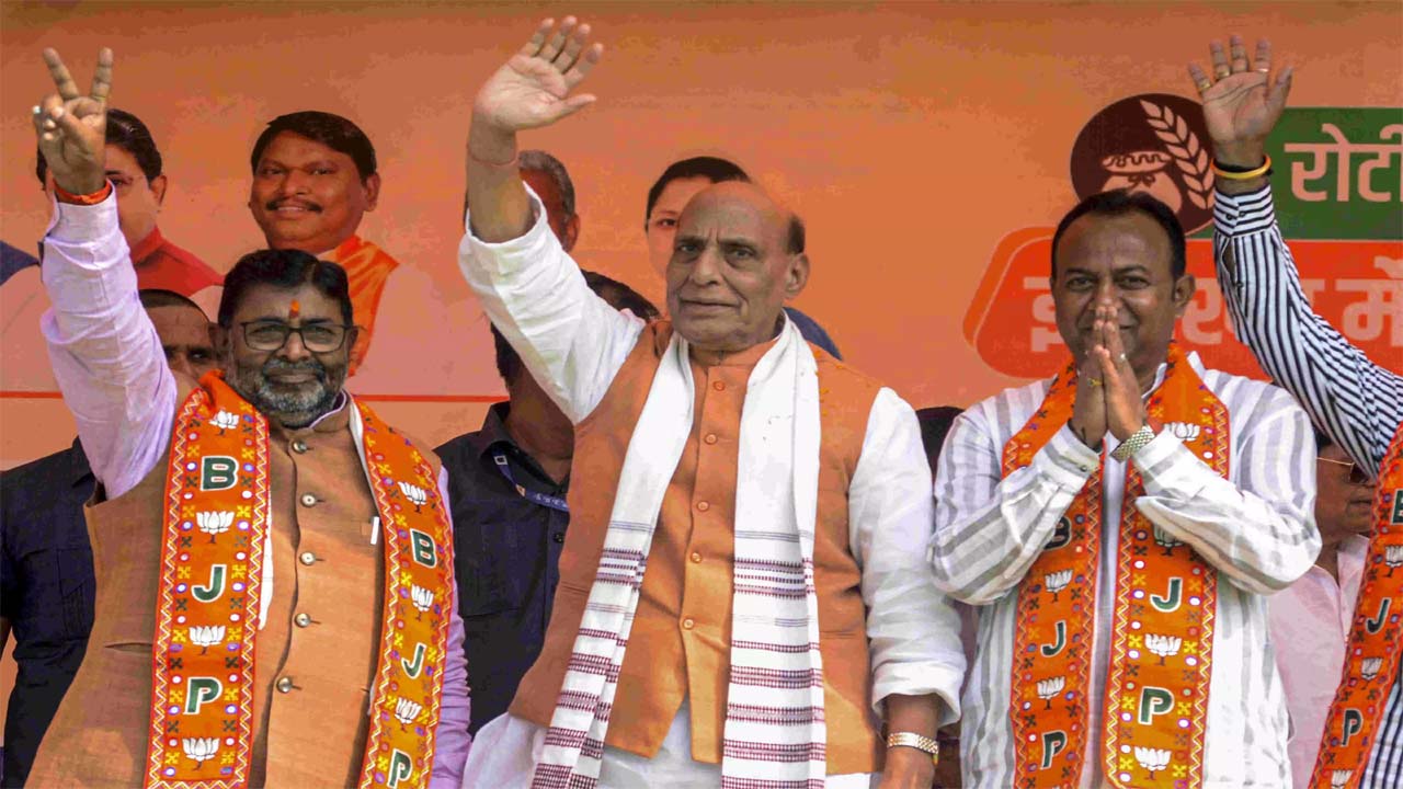 Rajnath singh: బీజేపీని గెలిపిస్తే.. జార్ఖండ్ను కొత్త శిఖరాలకు తీసుకెళ్తాం Rajnath singh: బీజేపీని గెలిపిస్తే.. జార్ఖండ్ను కొత్త శిఖరాలకు తీసుకెళ్తాం