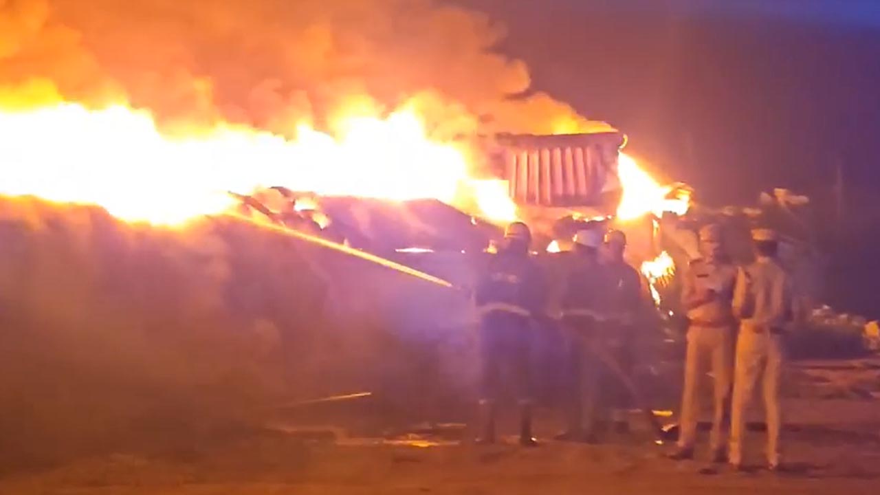 Rangareddy Fire Accident: కంసన్ హైజెన్ కేర్ పరిశ్రమలో భారీ అగ్ని ప్రమాదం.. Rangareddy Fire Accident: కంసన్ హైజెన్ కేర్ పరిశ్రమలో భారీ అగ్ని ప్రమాదం..