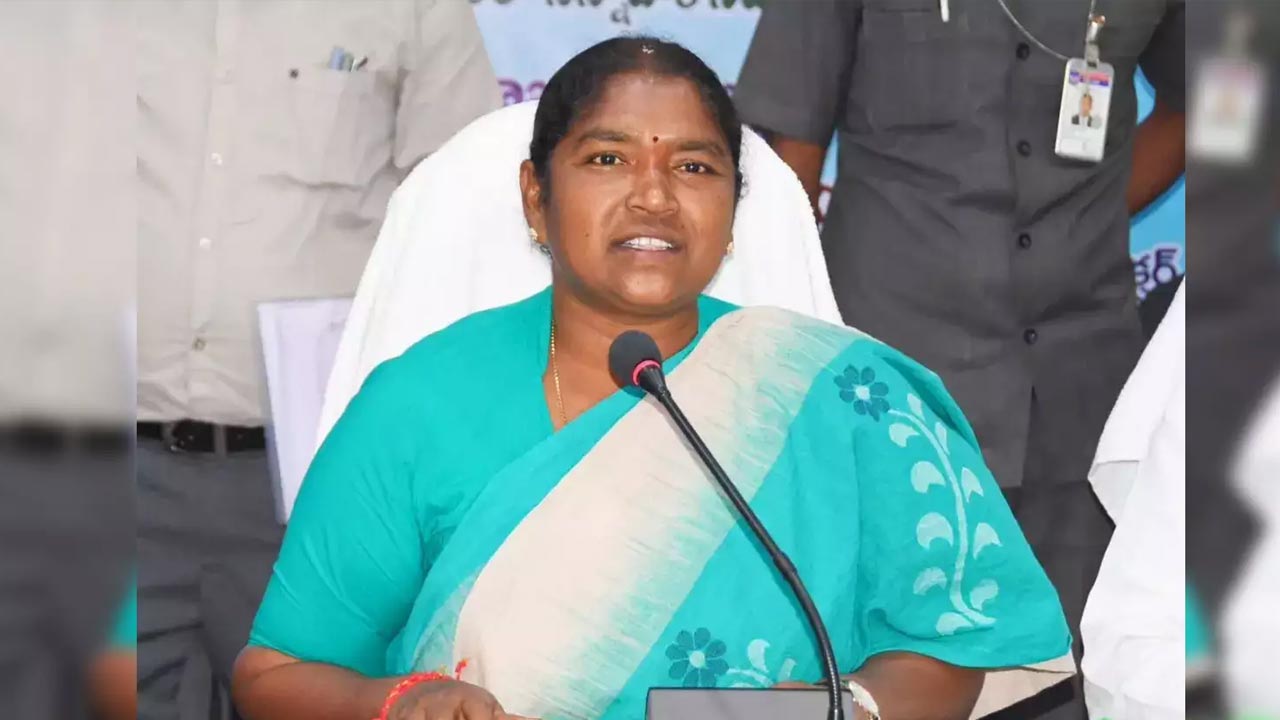 Minister Seethakka : కోటి మంది మహిళలను కోటీశ్వరులను చేసే లక్ష్యంతో ప్రభుత్వం పనిచేస్తోంది Minister Seethakka : కోటి మంది మహిళలను కోటీశ్వరులను చేసే లక్ష్యంతో ప్రభుత్వం పనిచేస్తోంది