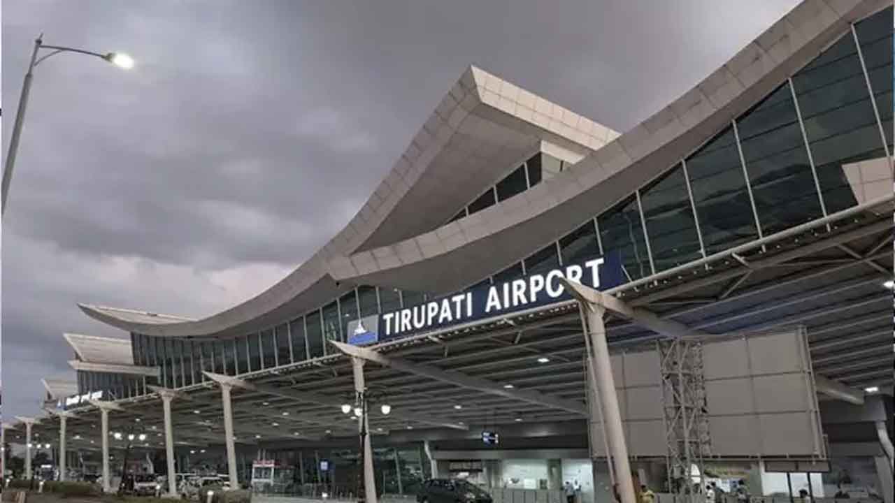 Tirupati: రేణిగుంట విమానాశ్రయంలో45 మంది ప్రయాణికుల నిరసన Tirupati: రేణిగుంట విమానాశ్రయంలో45 మంది ప్రయాణికుల నిరసన