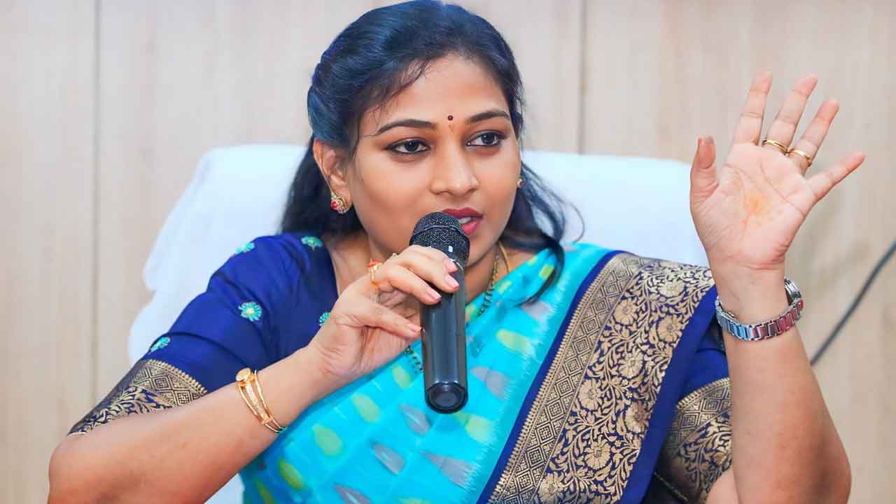Home Minister Vangalapudi Anitha: దుష్ట శిక్షణ.. శిష్ట రక్షణ.. రెండూ ఉండాలి.. శాంతి భద్రత విషయంలో రాజీలేదు Home Minister Vangalapudi Anitha: దుష్ట శిక్షణ.. శిష్ట రక్షణ.. రెండూ ఉండాలి.. శాంతి భద్రత విషయంలో రాజీలేదు