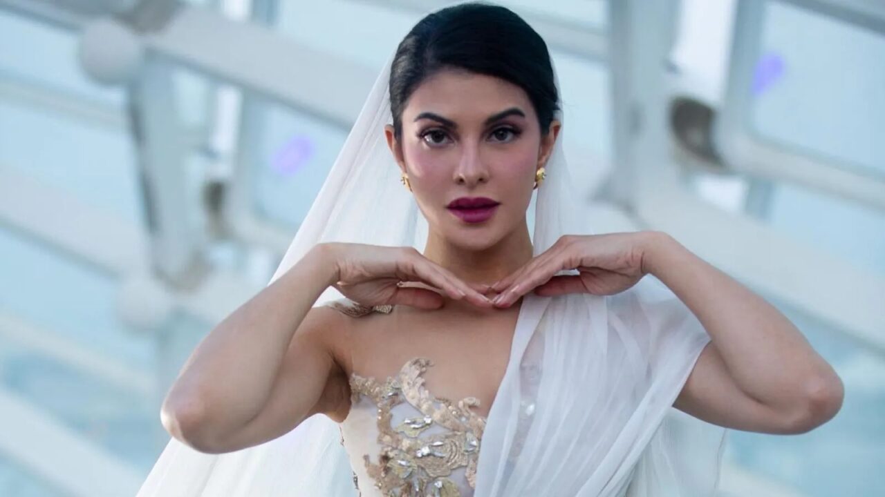 Jacqueline Fernandez : పేదల కోసం స్టార్ హీరోయిన్ వేసుకున్న దుస్తులు వేలం.. త్వరగా పాడేసేయండి Jacqueline Fernandez : పేదల కోసం స్టార్ హీరోయిన్ వేసుకున్న దుస్తులు వేలం.. త్వరగా పాడేసేయండి