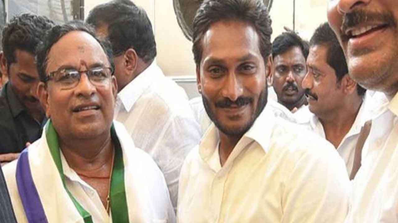 YSRCP: విజయనగరం స్థానిక సంస్థల వైసీపీ ఎమ్మెల్సీ అభ్యర్థిగా చిన అప్పలనాయుడు YSRCP: విజయనగరం స్థానిక సంస్థల వైసీపీ ఎమ్మెల్సీ అభ్యర్థిగా చిన అప్పలనాయుడు