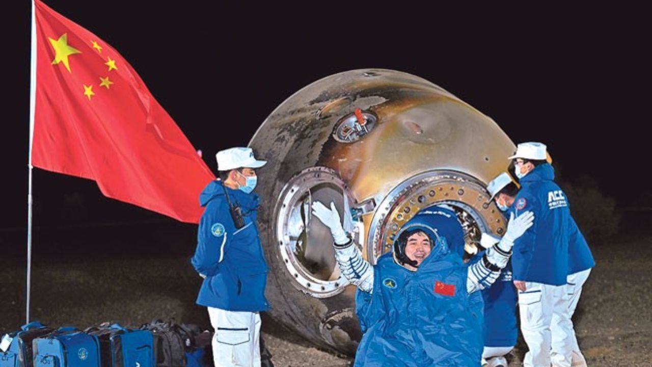 Astronauts Returned To Earth: 192 రోజుల తర్వాత భూమికి తిరిగొచ్చిన చైనా వ్యోమగాములు Astronauts Returned To Earth: 192 రోజుల తర్వాత భూమికి తిరిగొచ్చిన చైనా వ్యోమగాములు