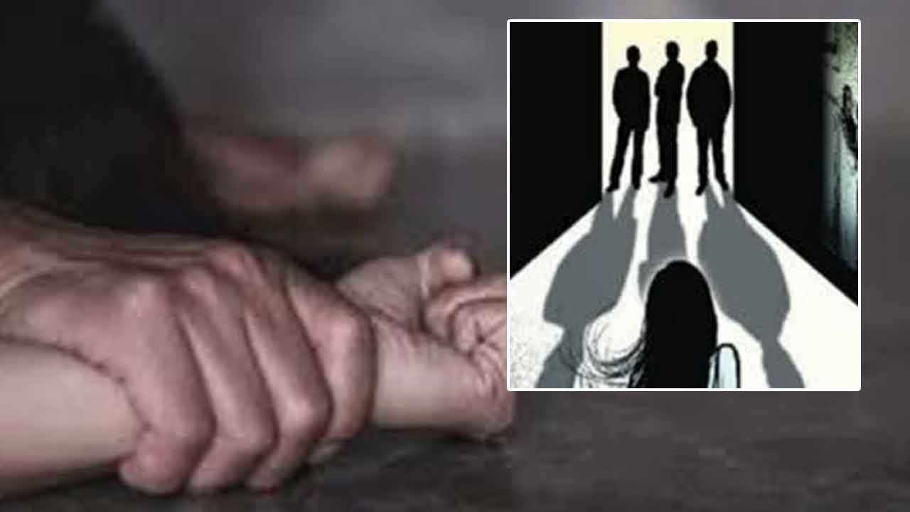 AP Crime: ఏపీలో మరో దారుణం.. వివాహితపై నలుగురు యువకుల సామూహిక అత్యాచారం.. ఆపై హత్య..! AP Crime: ఏపీలో మరో దారుణం.. వివాహితపై నలుగురు యువకుల సామూహిక అత్యాచారం.. ఆపై హత్య..!