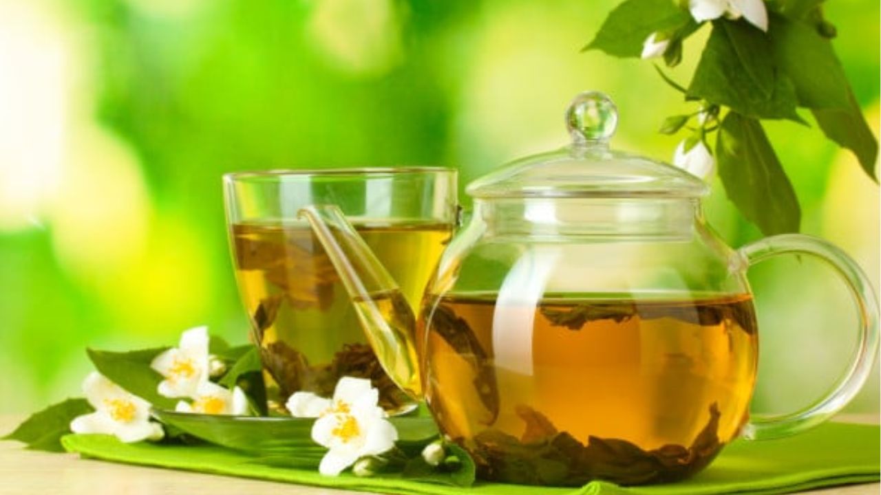 Green Tea Effects: ప్రతిరోజూ గ్రీన్ టీ తాగితే ఏమవుతుందంటే? Green Tea Effects: ప్రతిరోజూ గ్రీన్ టీ తాగితే ఏమవుతుందంటే?