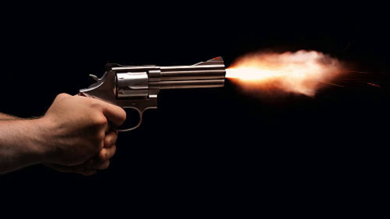 Gun Firing: పోలీసులకు బహిరంగంగా సవాలు.. మార్కెట్లో కాల్పులు జరిపి రూ.10 కోట్లు డిమాండ్ Gun Firing: పోలీసులకు బహిరంగంగా సవాలు.. మార్కెట్లో కాల్పులు జరిపి రూ.10 కోట్లు డిమాండ్