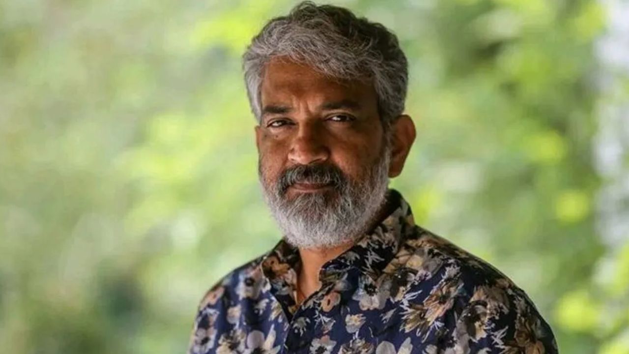 SS Rajamouli: ఏళ్ళ నుంచి ఫోన్లో వాల్ పేపర్.. రాజమౌళి కాళ్లపై పడ్డ నిర్మాత SS Rajamouli: ఏళ్ళ నుంచి ఫోన్లో వాల్ పేపర్.. రాజమౌళి కాళ్లపై పడ్డ నిర్మాత