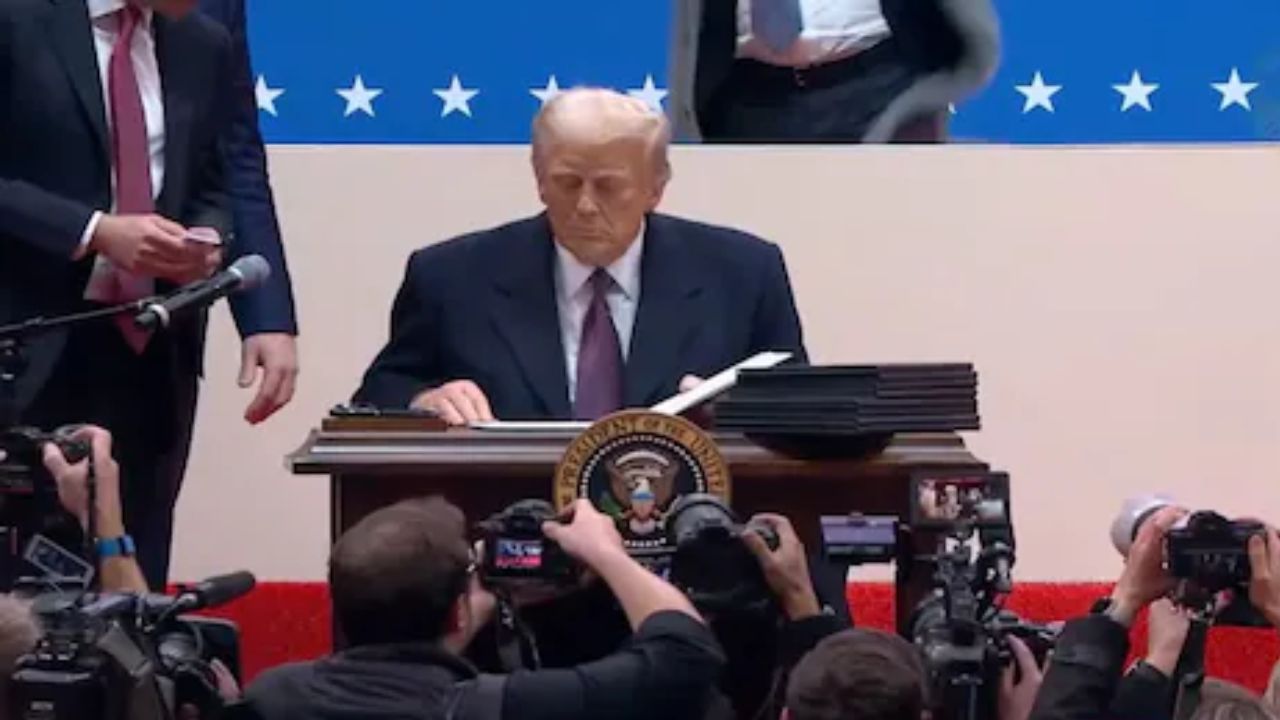 Donald Trump: తనదైన మార్క్ పాలనను మొదలెట్టిన ట్రంప్.. పౌరసత్వంపై కొత్త ఉత్తర్వులు! Donald Trump: తనదైన మార్క్ పాలనను మొదలెట్టిన ట్రంప్.. పౌరసత్వంపై కొత్త ఉత్తర్వులు!