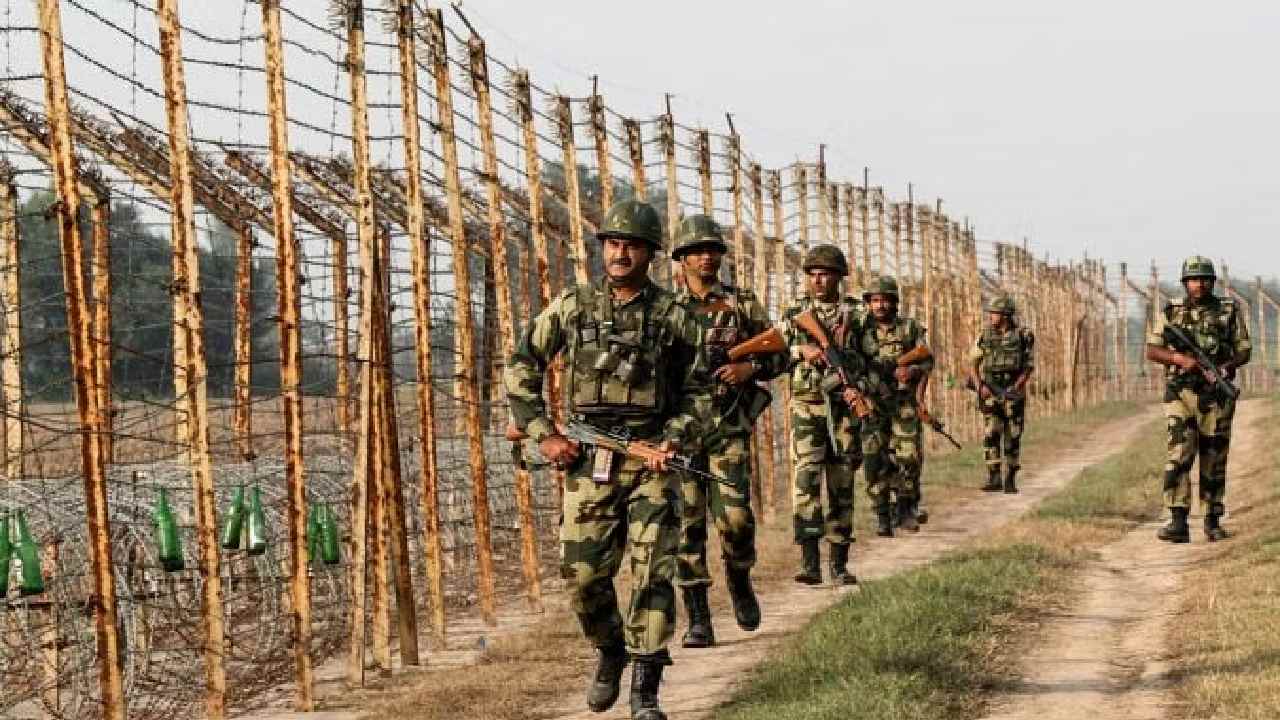 India-Bangladesh Border: భారత్-బంగ్లాదేశ్ సరిహద్దుల్లో మరోసారి ఉద్రిక్తత.. India-Bangladesh Border: భారత్-బంగ్లాదేశ్ సరిహద్దుల్లో మరోసారి ఉద్రిక్తత..